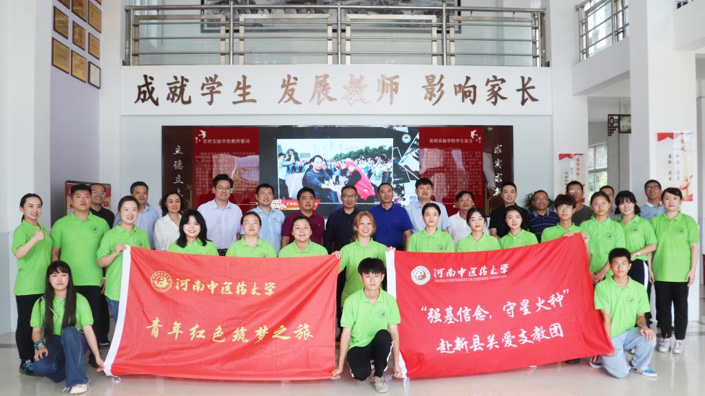 校领导慰问91风流
赴新县关爱支教团成员